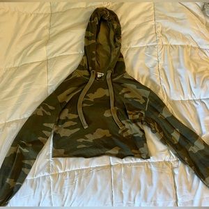 Garage camo cropped hoodie
